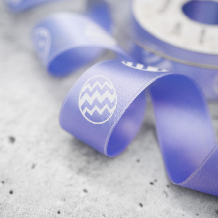 TAŚMA SATYNOWA PISANKI NA FIOLECIE (2,5 cm)
