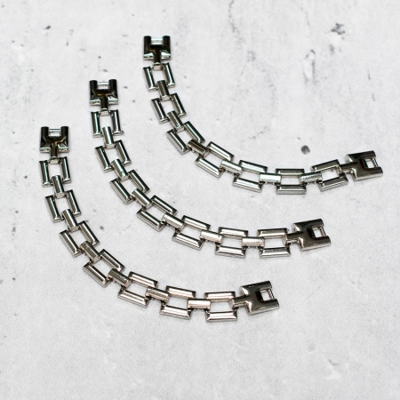 KLAMRA DEKORACYJNA SREBRNA ŁAŃCUCH W KWADRACIE